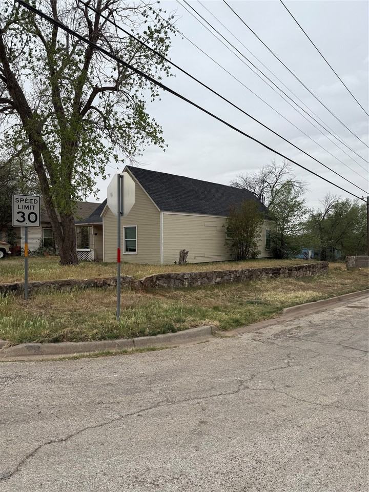 911 Elm St - Photo 2 of 10