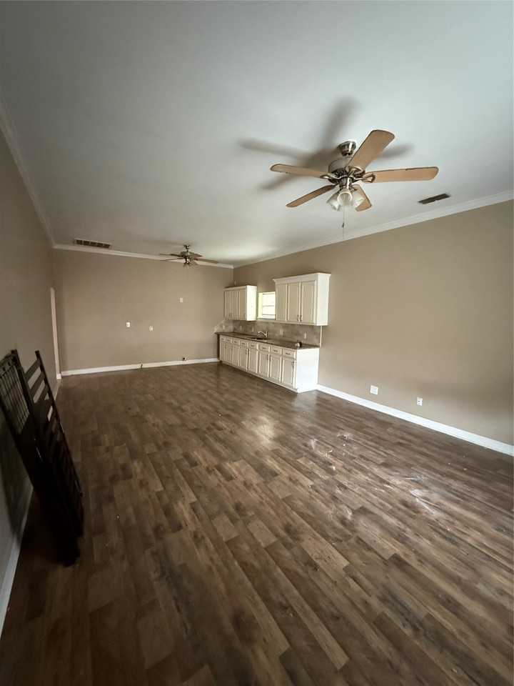 911 Elm St - Photo 3 of 10