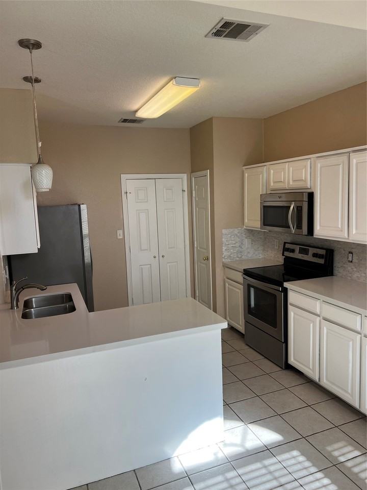 902 Brose Dr - Photo 3 of 19