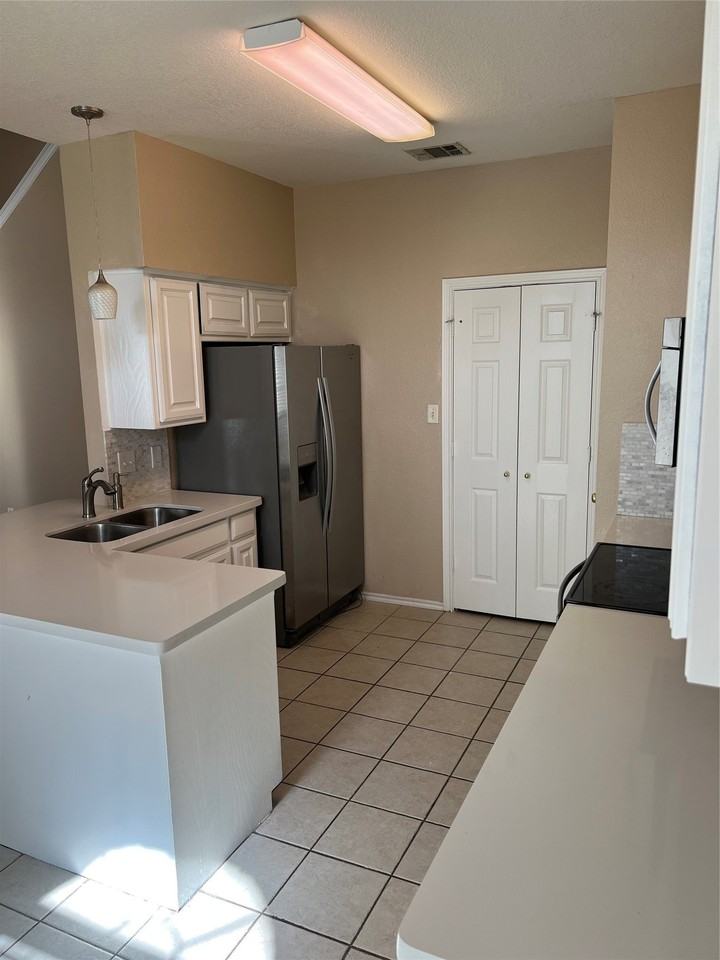 902 Brose Dr - Photo 4 of 19