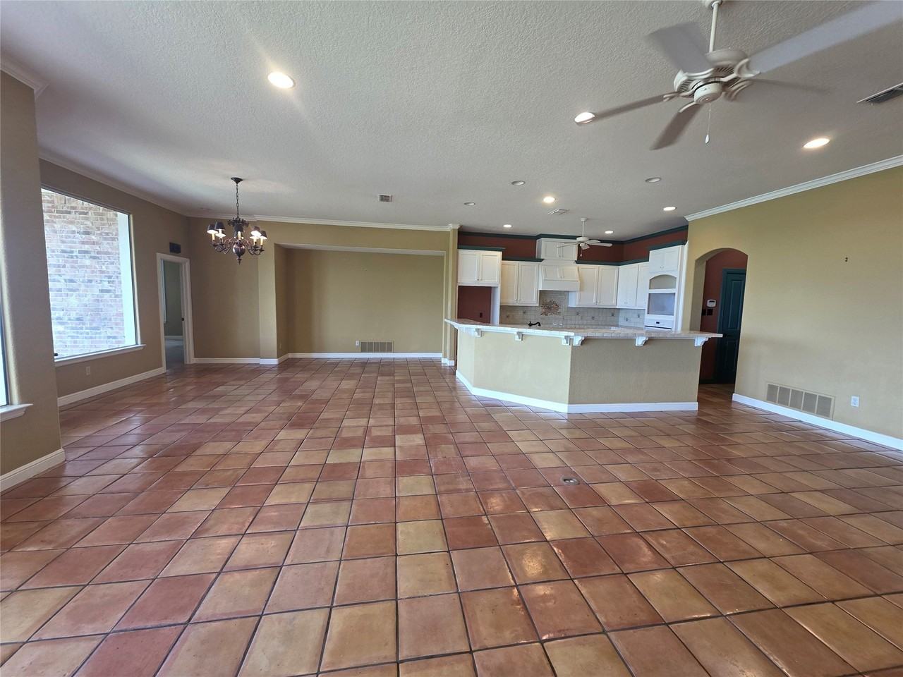 4204 Bluff View Dr - Photo 3 of 27