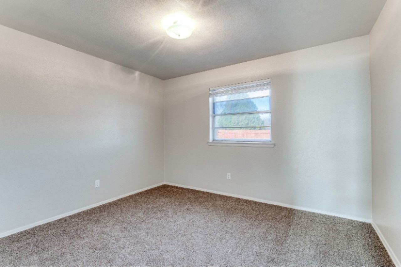 900 Skelly St - Photo 3 of 12