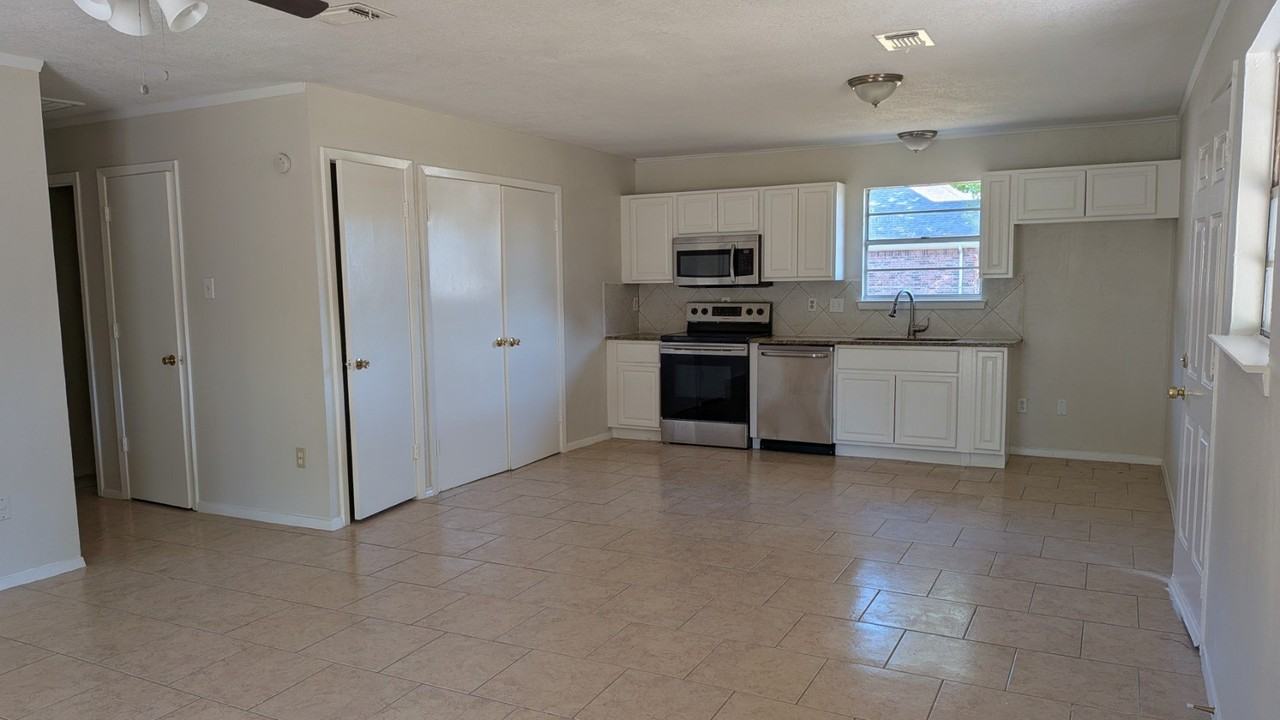 101 Pecan St - Photo 3 of 16