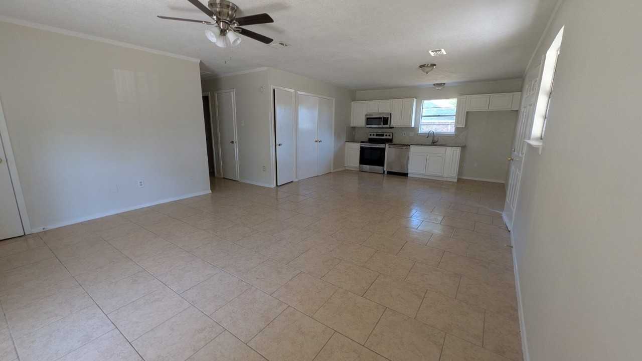101 Pecan St - Photo 4 of 16