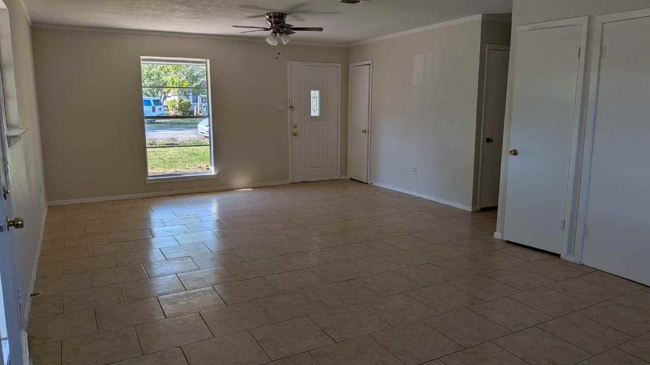 101 Pecan St - Photo 7 of 16