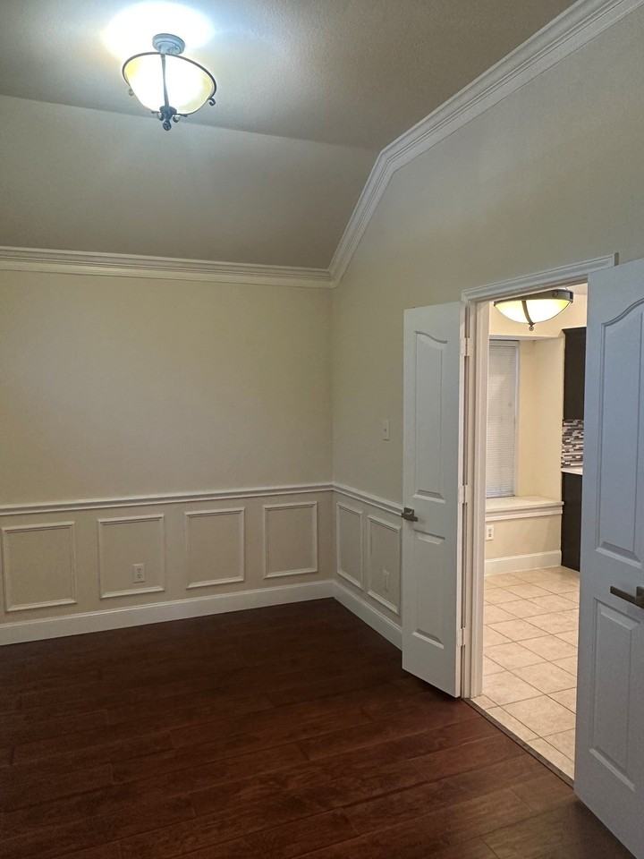 7901 Glenoaks Dr - Photo 5 of 19