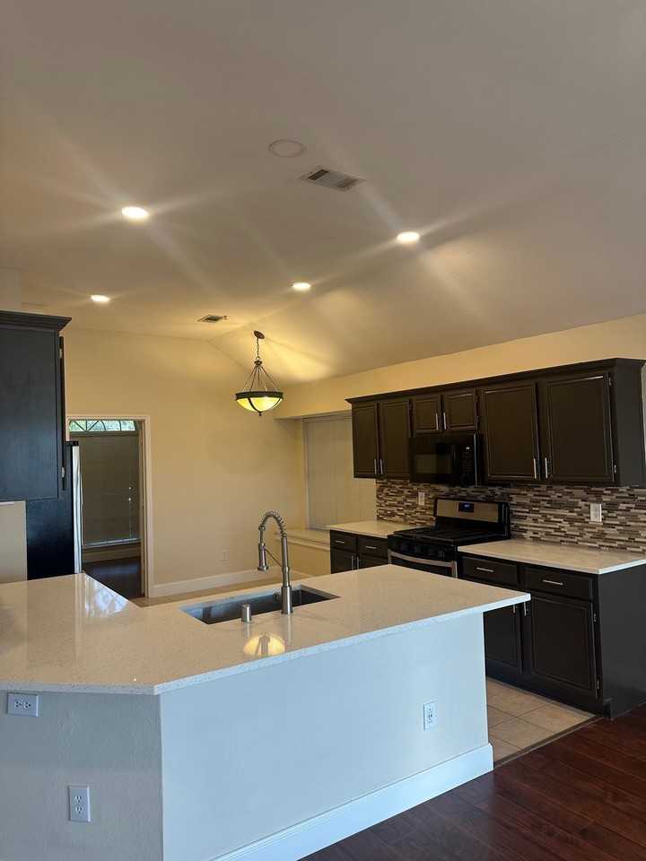 7901 Glenoaks Dr - Photo 6 of 19