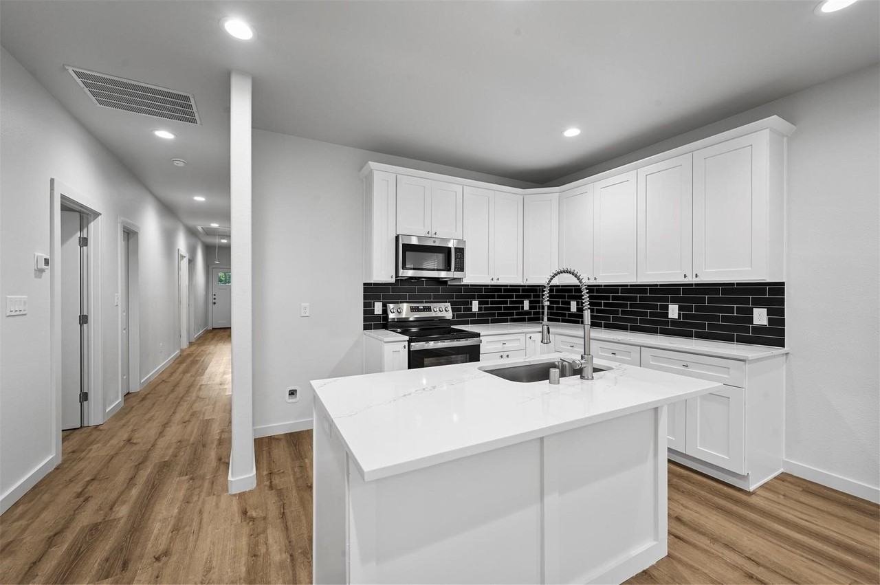 918 W Ford St - Photo 3 of 22