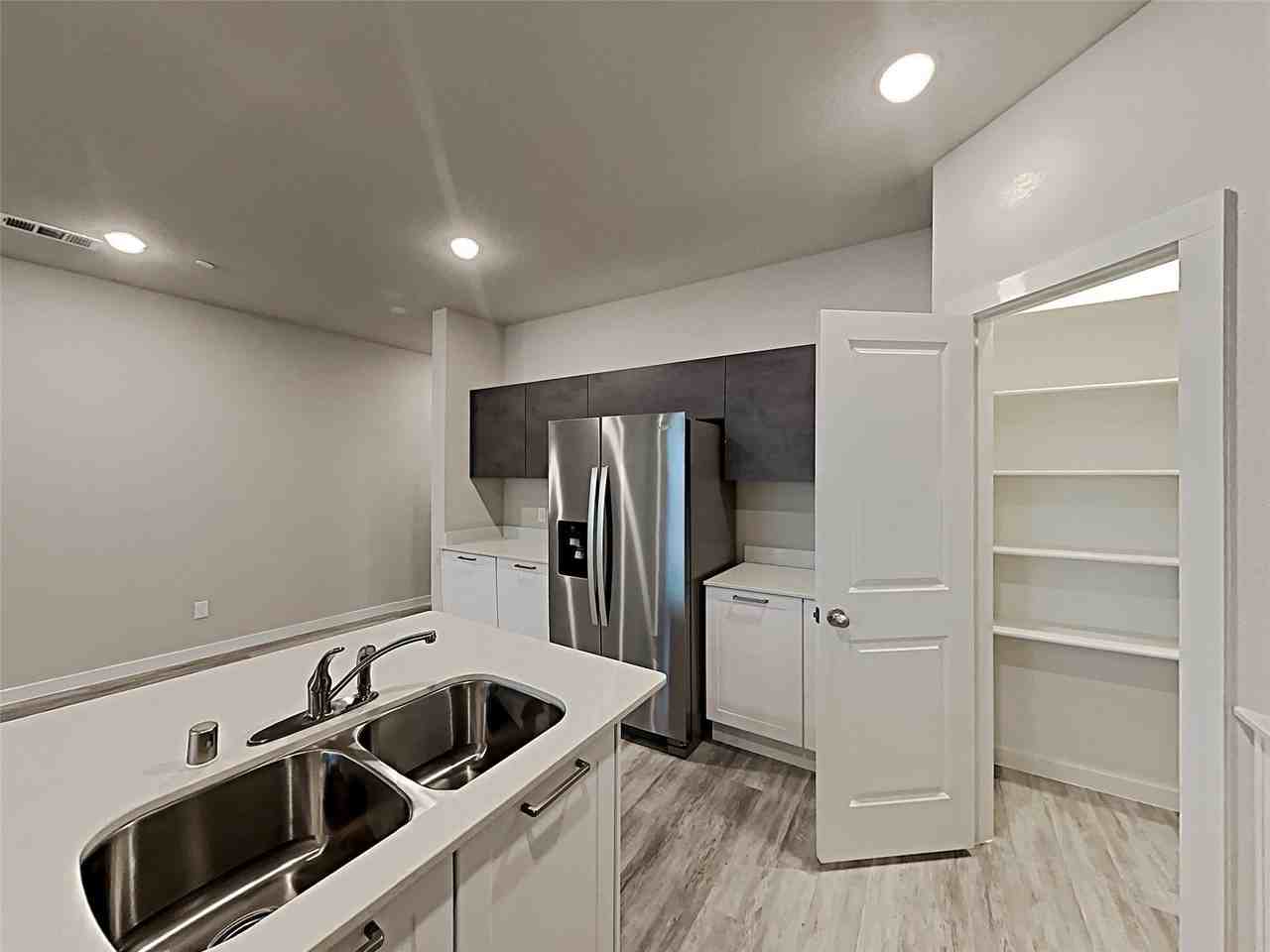 1312 Creekbank Dr - Photo 2 of 8