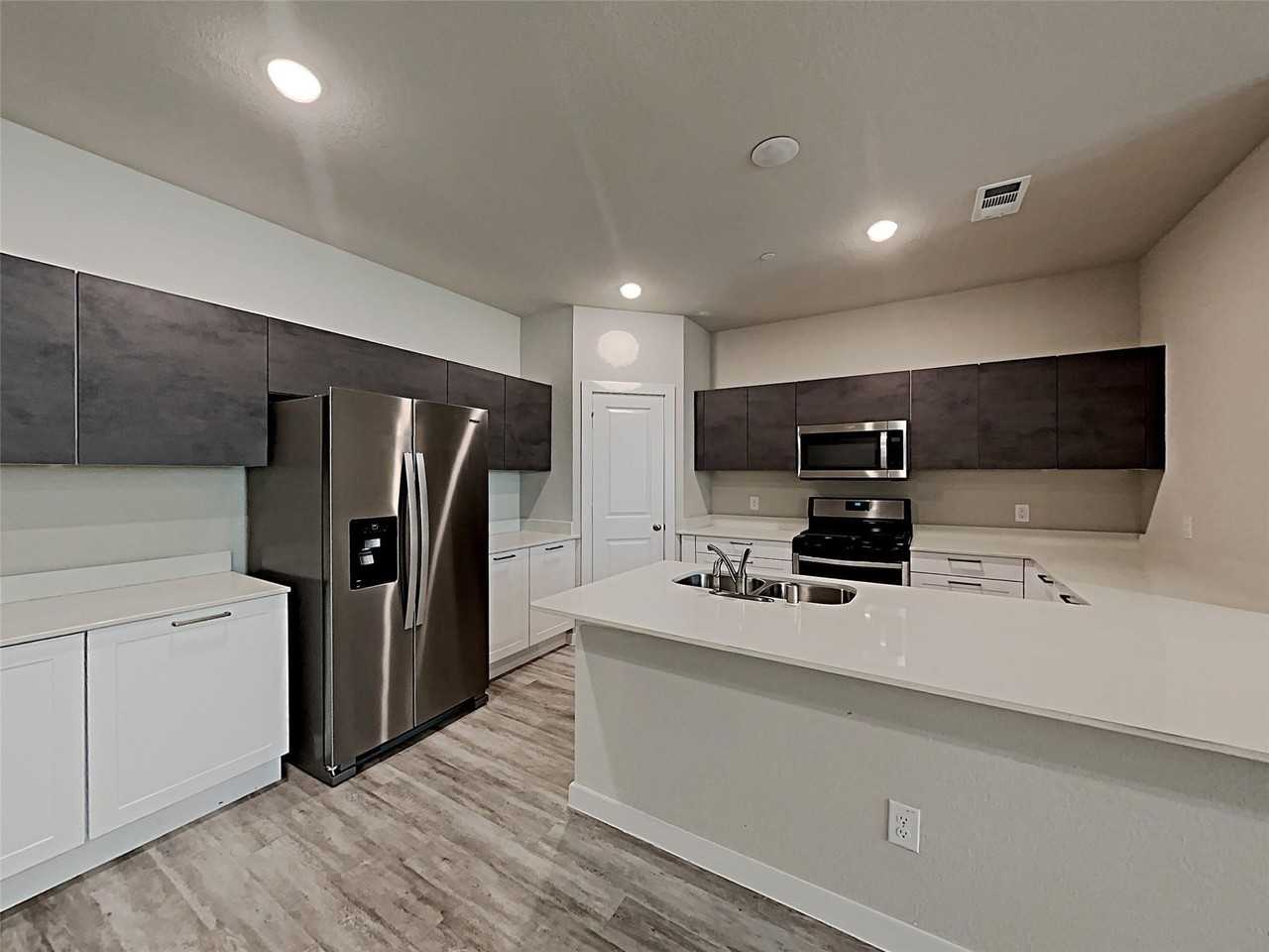 1312 Creekbank Dr - Photo 3 of 8