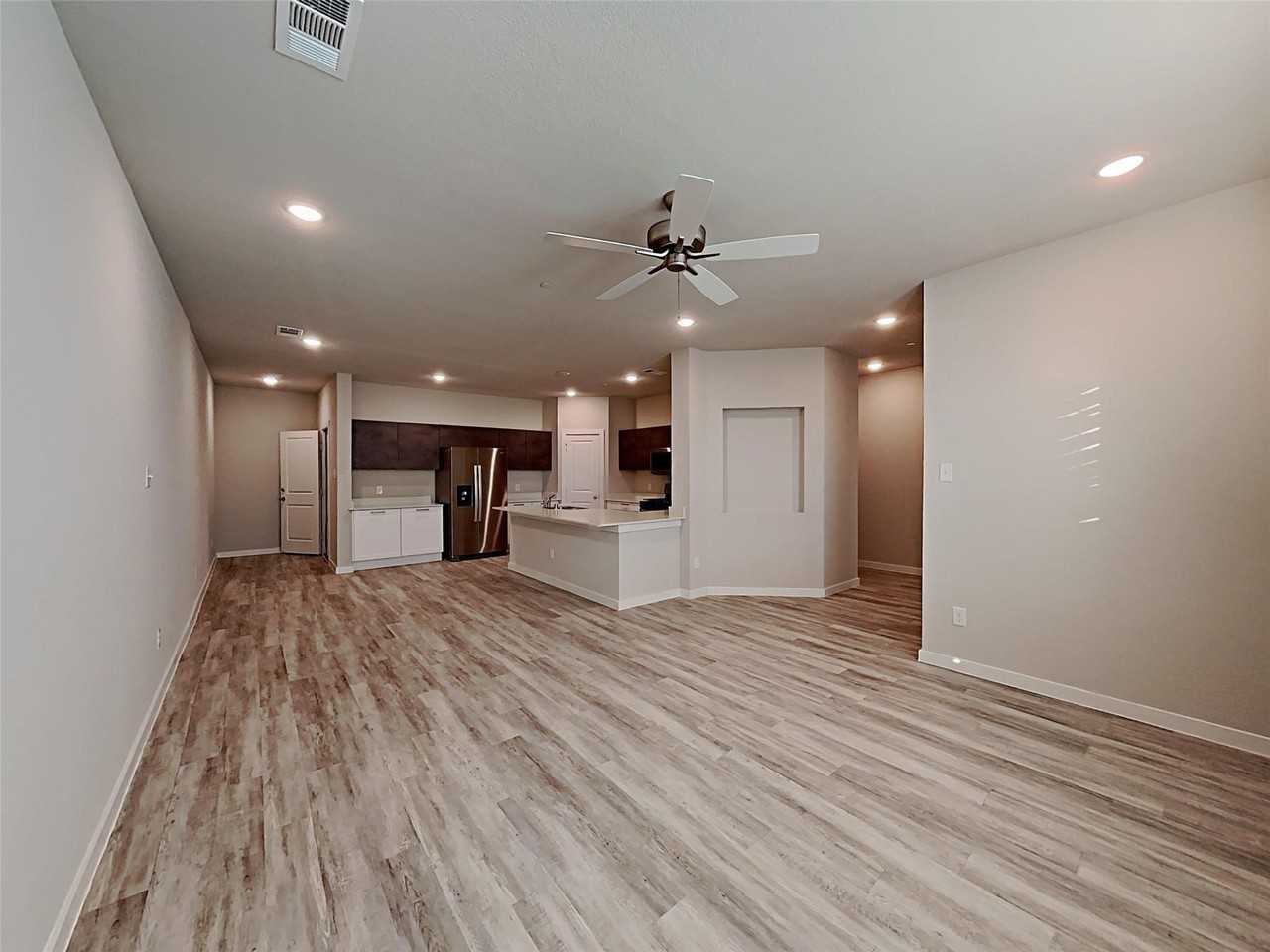 1312 Creekbank Dr - Photo 4 of 8