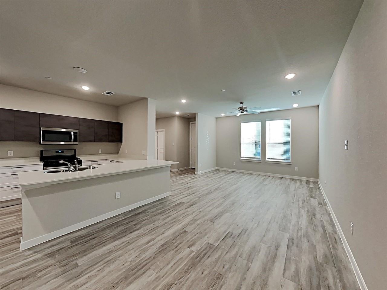 1312 Creekbank Dr - Photo 5 of 8