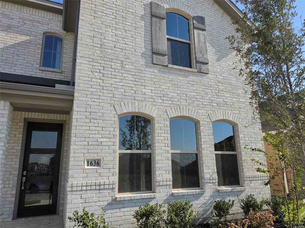 1636 Cornwall Ave - Photo 3 of 11