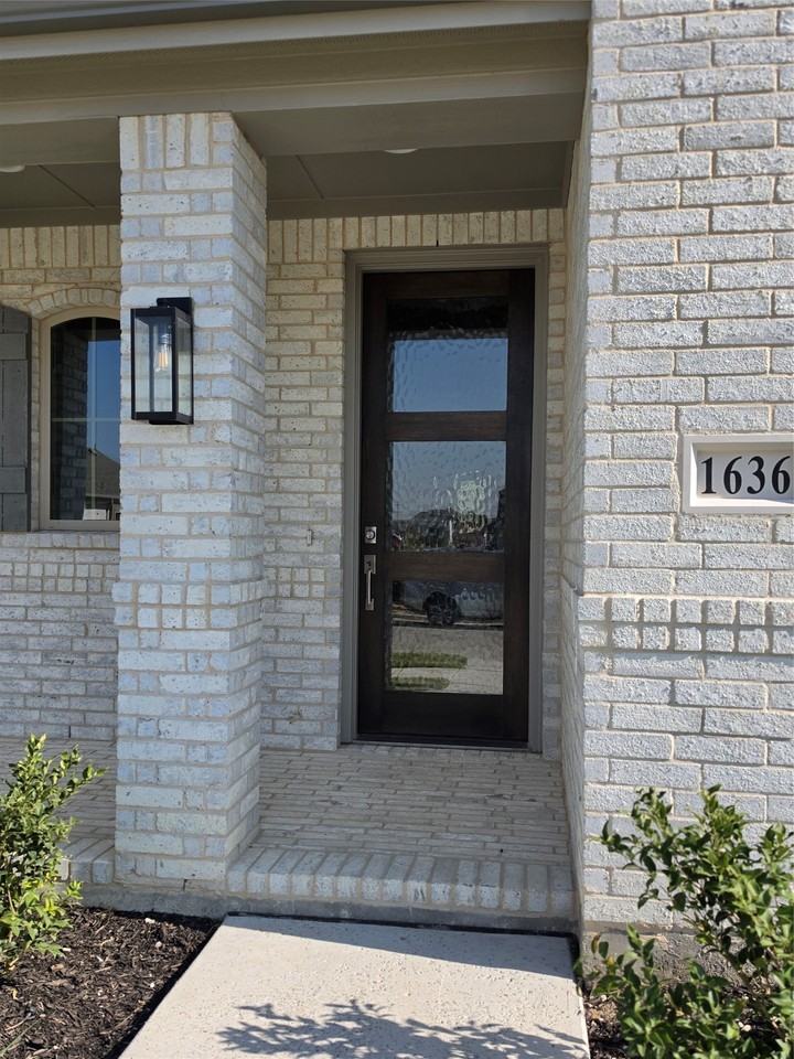 1636 Cornwall Ave - Photo 4 of 11