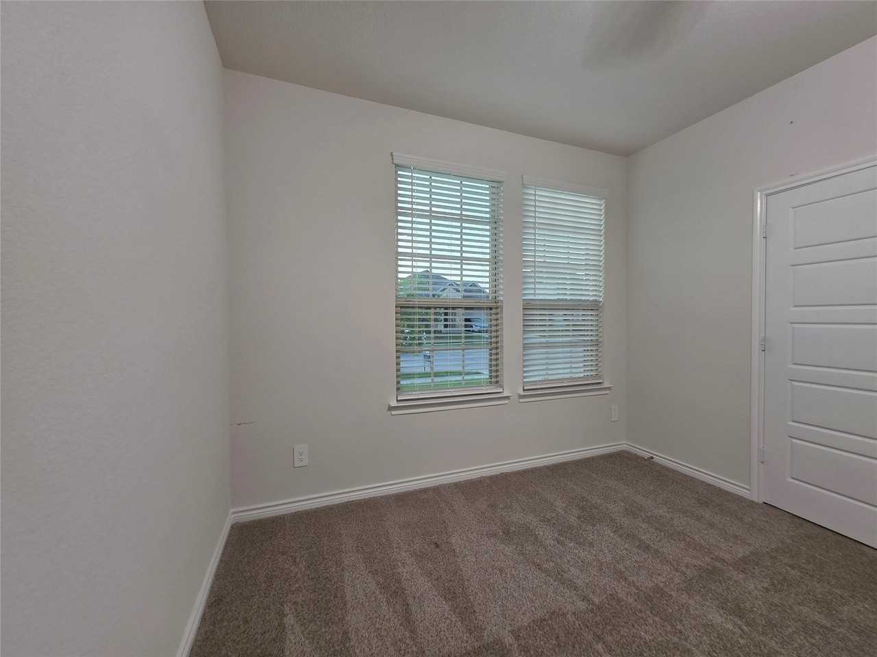 10108 Boxwood Way - Photo 6 of 40