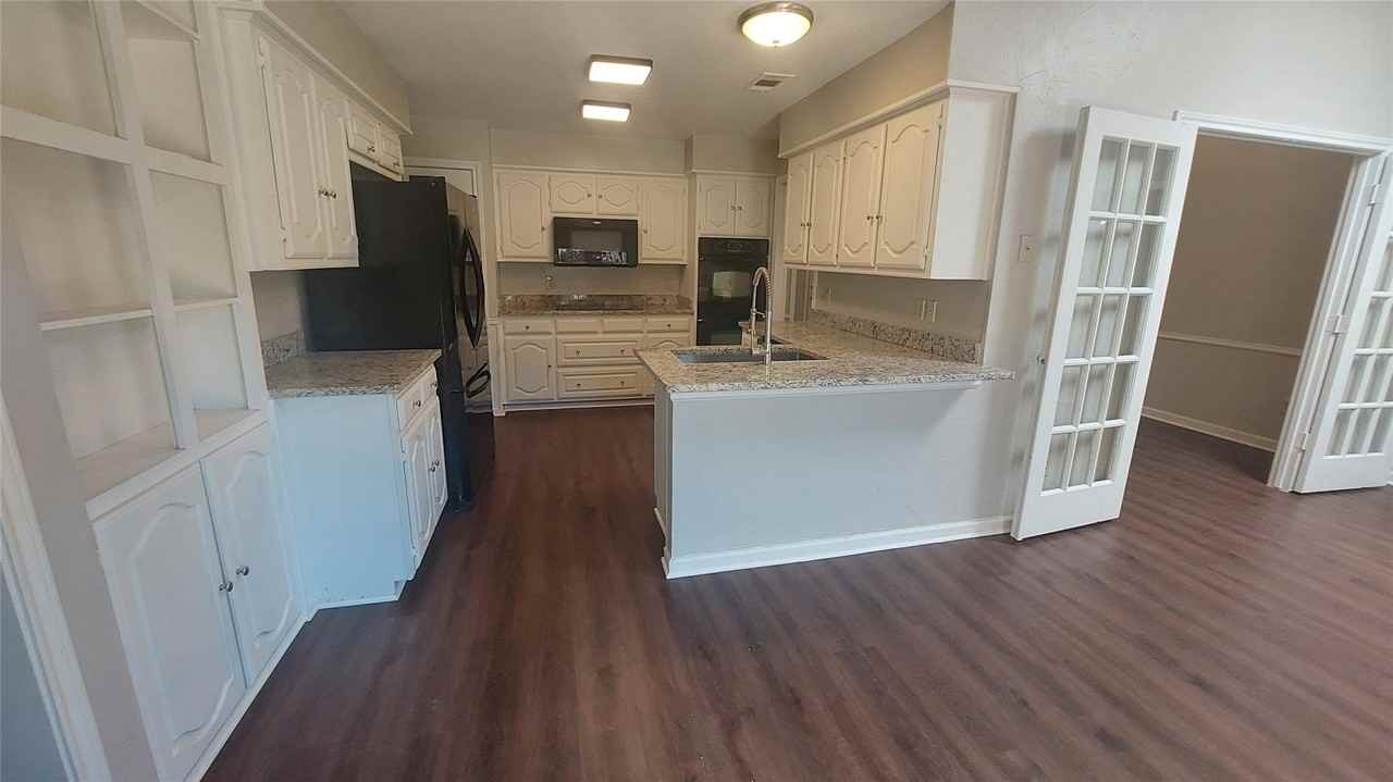 1514 Stonecrest Dr - Photo 2 of 14