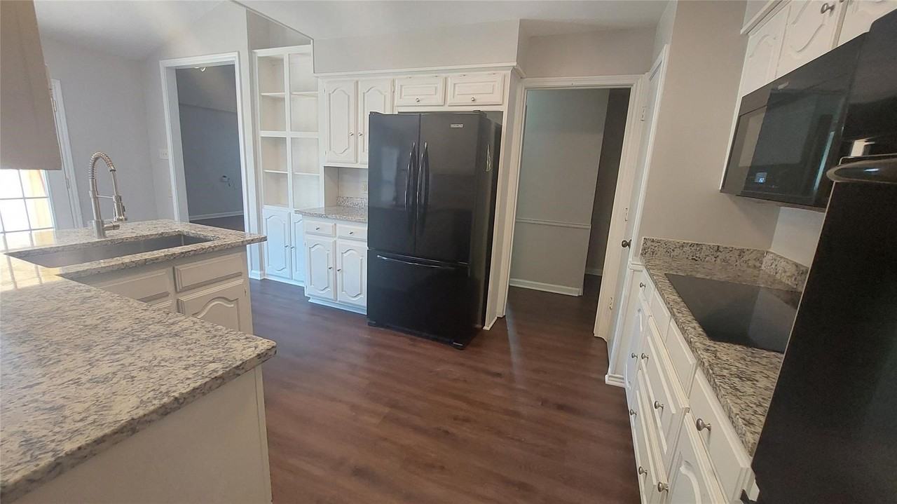 1514 Stonecrest Dr - Photo 3 of 14