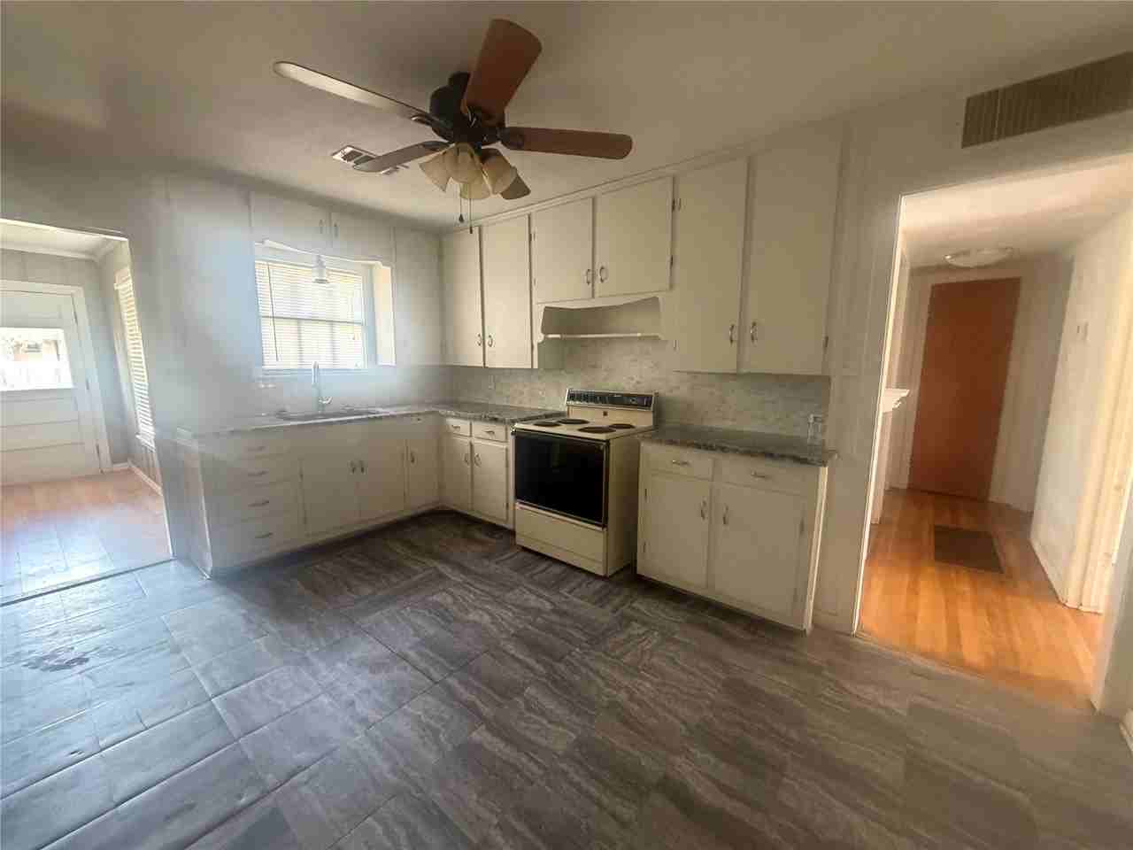 917 S La Salle Dr - Photo 2 of 9