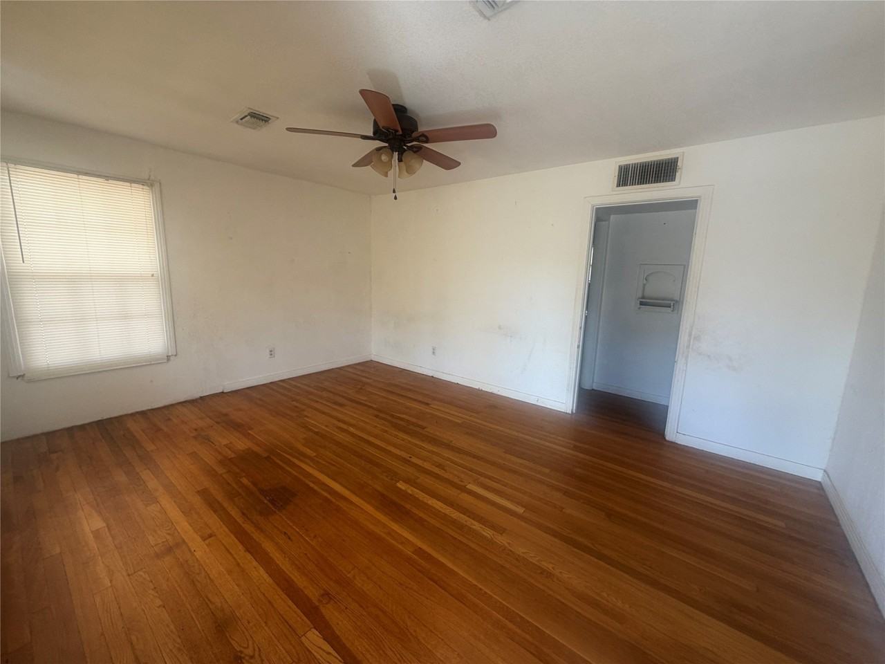 917 S La Salle Dr - Photo 3 of 9