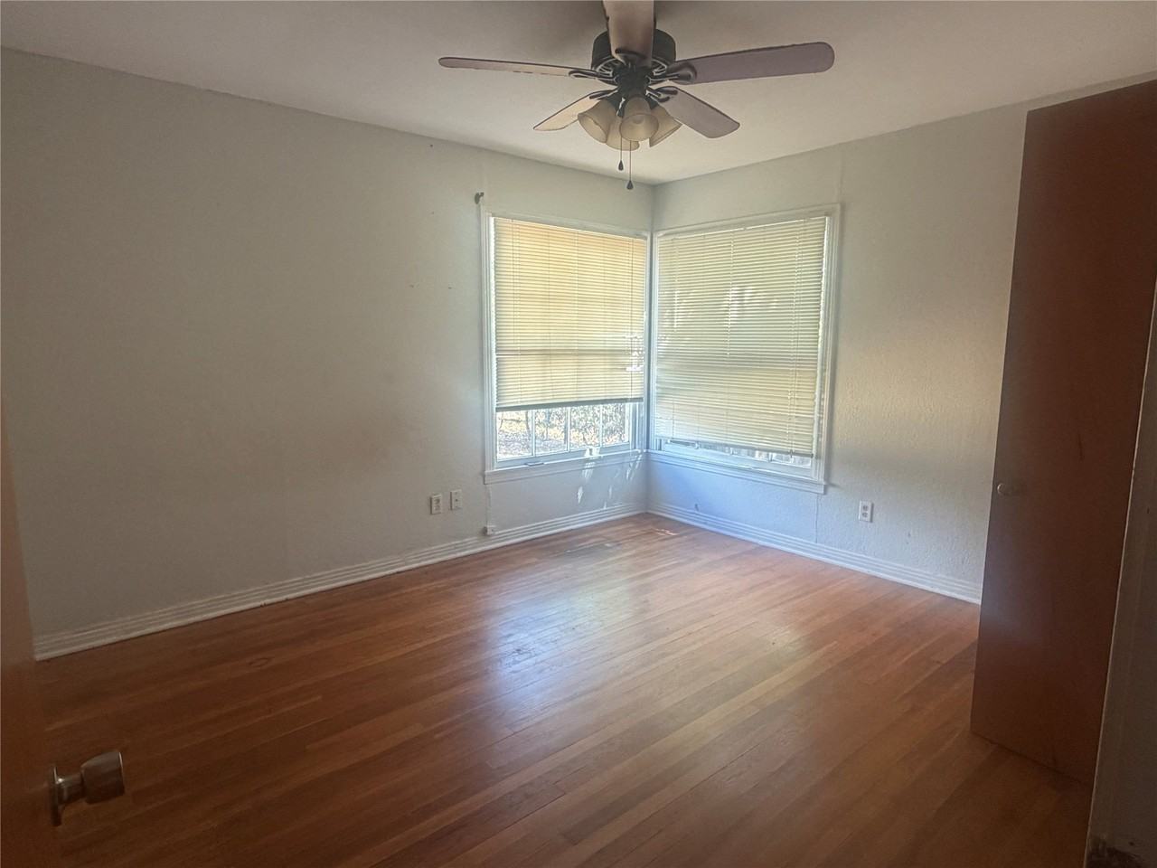 917 S La Salle Dr - Photo 4 of 9
