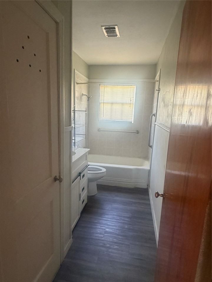 917 S La Salle Dr - Photo 7 of 9