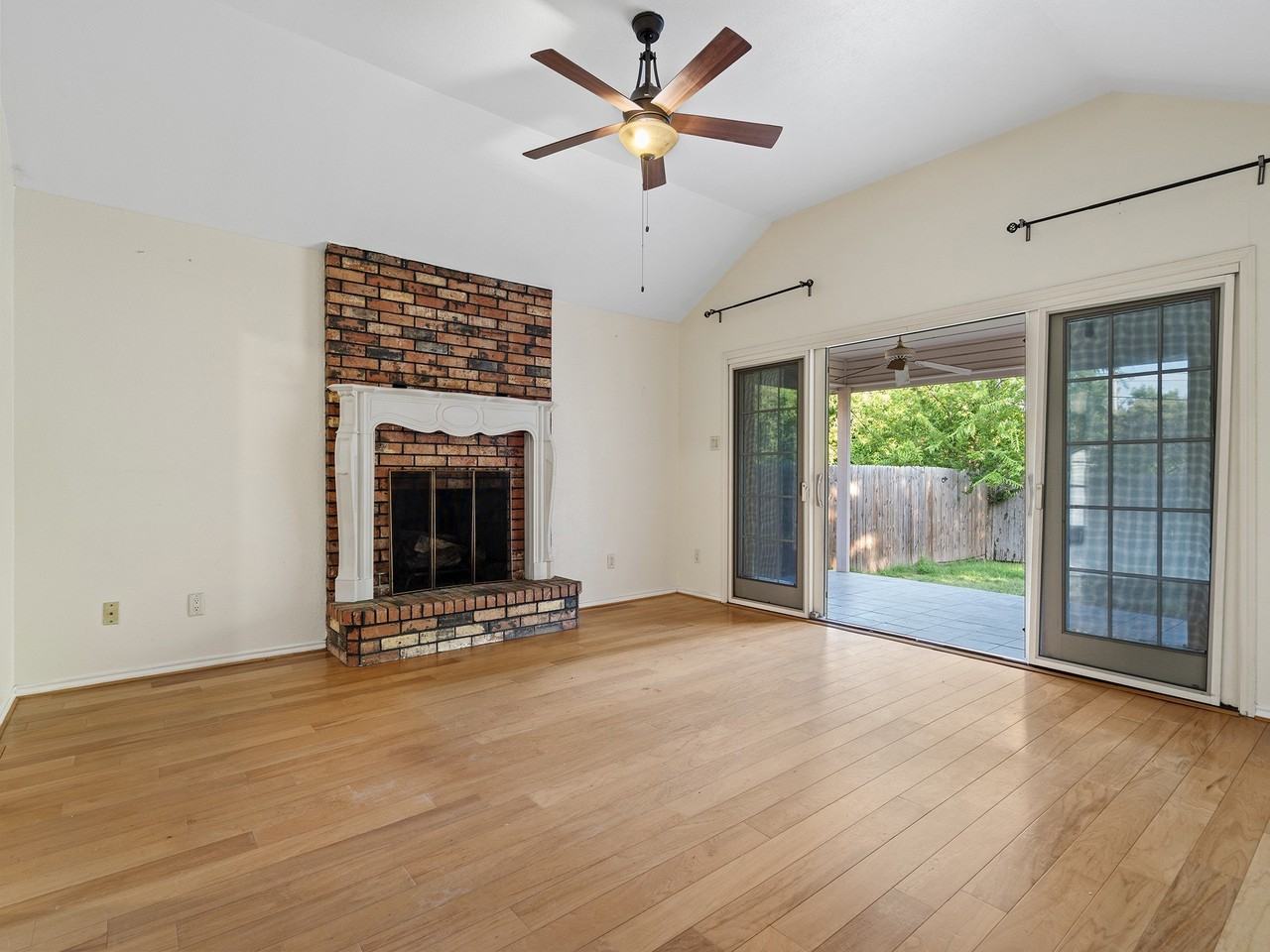 3113 Canton St - Photo 5 of 35