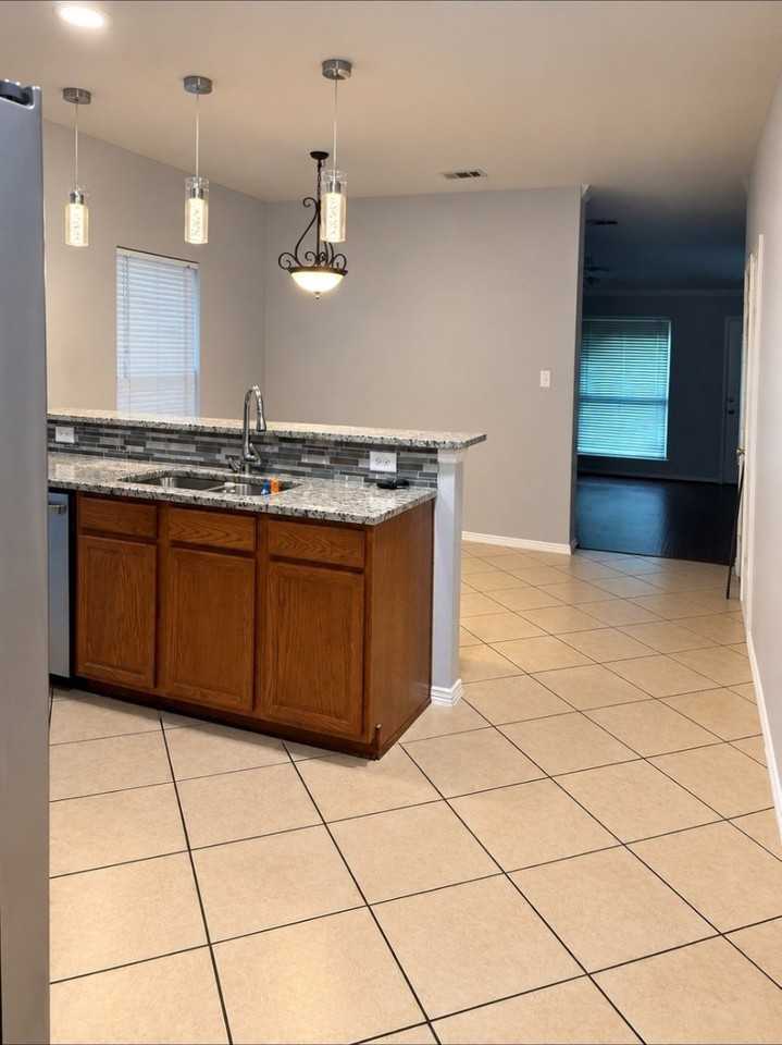 1037 Liberty Cir - Photo 3 of 12