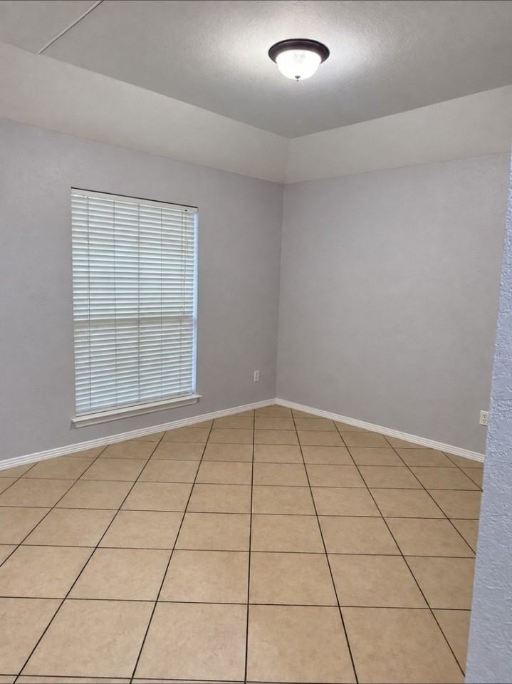 1037 Liberty Cir - Photo 5 of 12