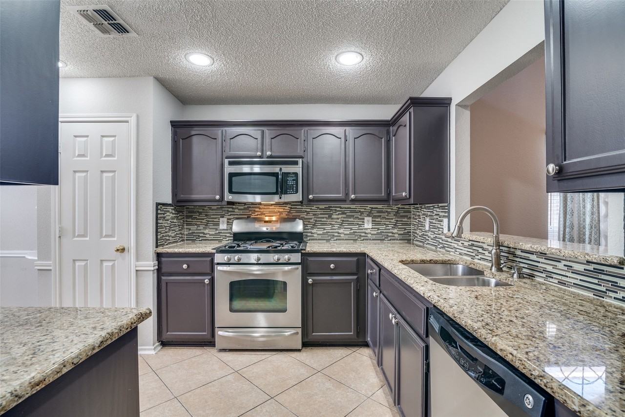 2916 Renaissance Cir - Photo 3 of 29
