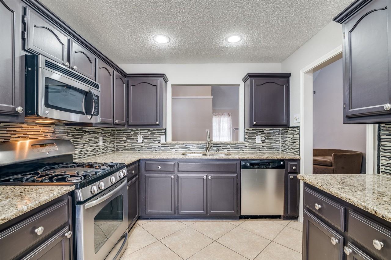 2916 Renaissance Cir - Photo 4 of 29