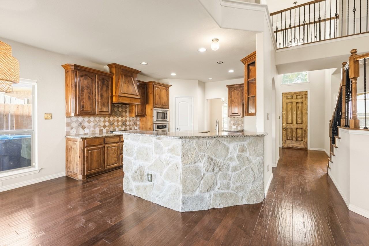 8224 Summerview Ct - Photo 4 of 32