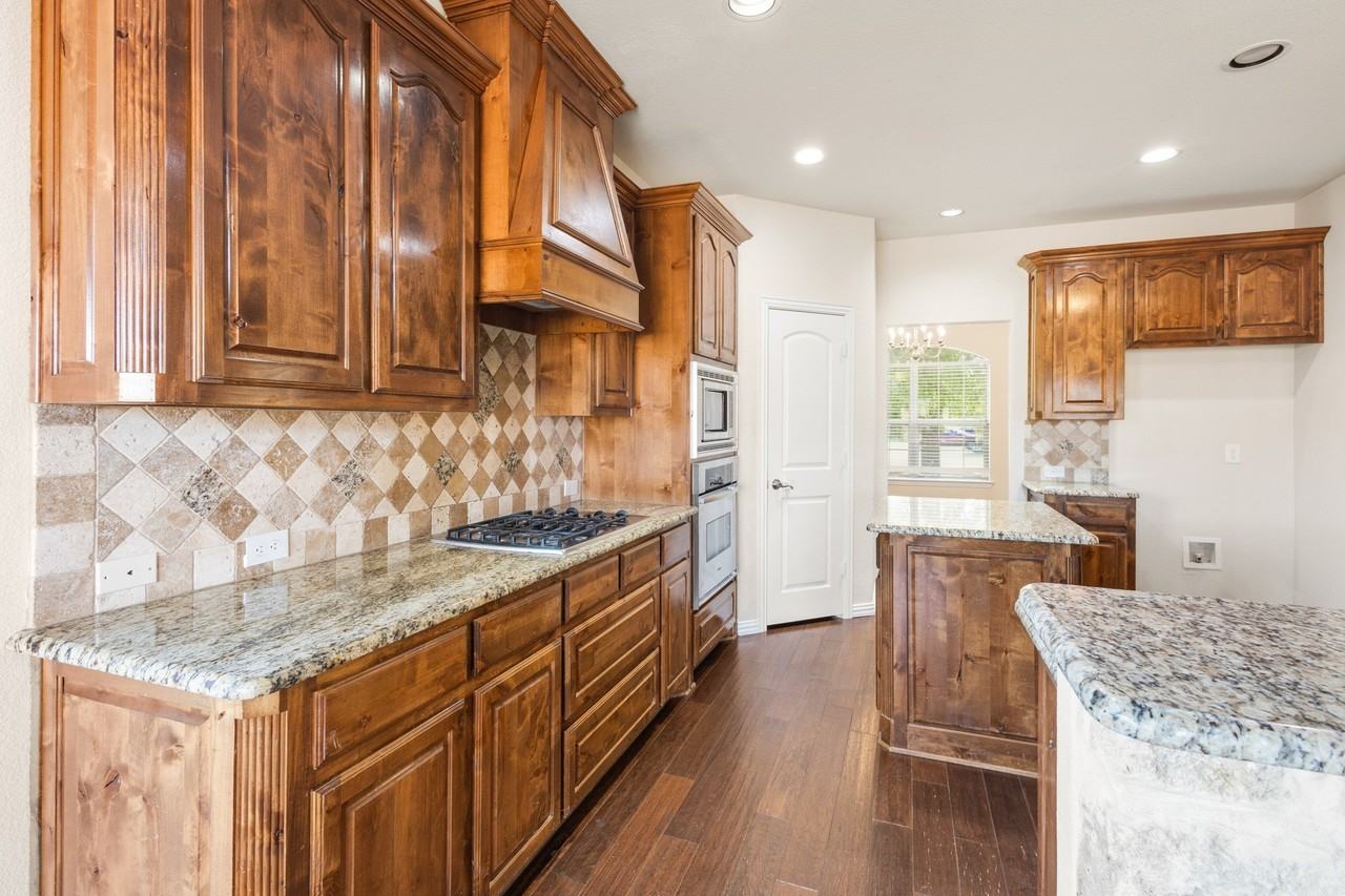 8224 Summerview Ct - Photo 5 of 32