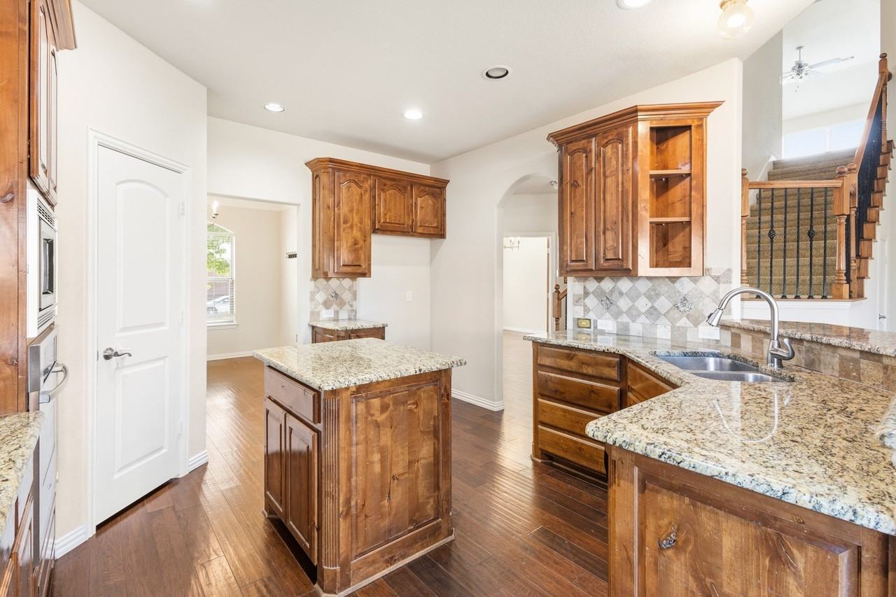 8224 Summerview Ct - Photo 6 of 32