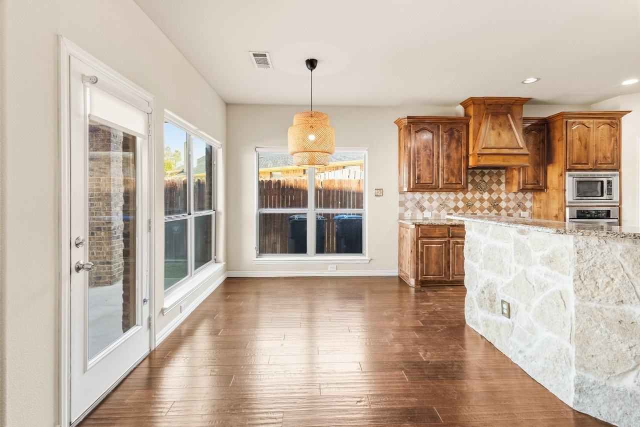 8224 Summerview Ct - Photo 7 of 32