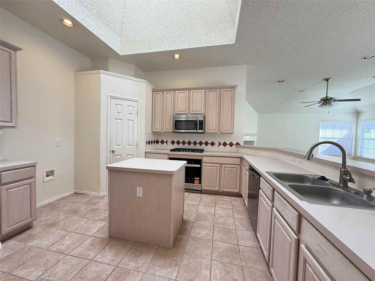 7213 Randall Way - Photo 4 of 18