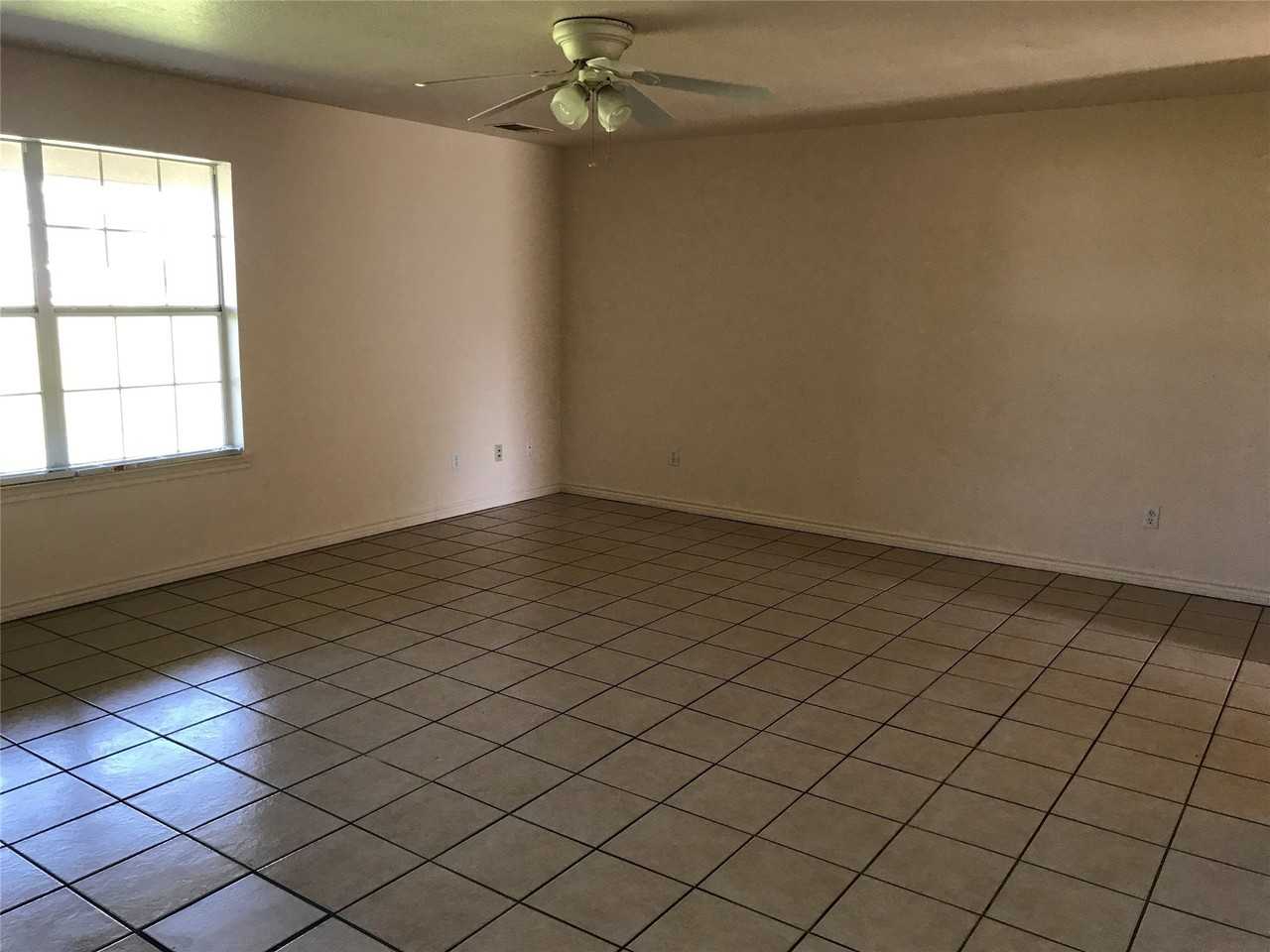 309 Windjammer Rd - Photo 6 of 20