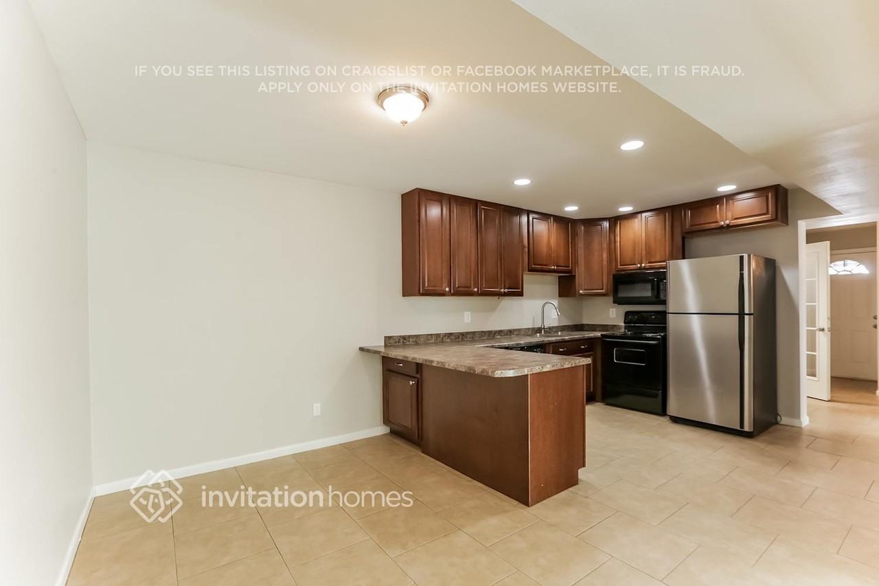 436 W La Jolla Dr - Photo 5 of 15
