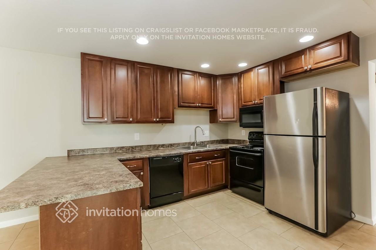 436 W La Jolla Dr - Photo 6 of 15