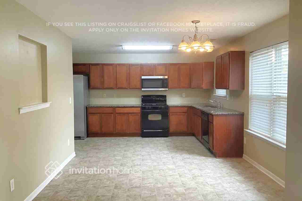 4579 Chafin Point Ct - Photo 3 of 13