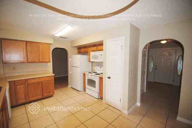 1796 Barker St Ne - Photo 3 of 8
