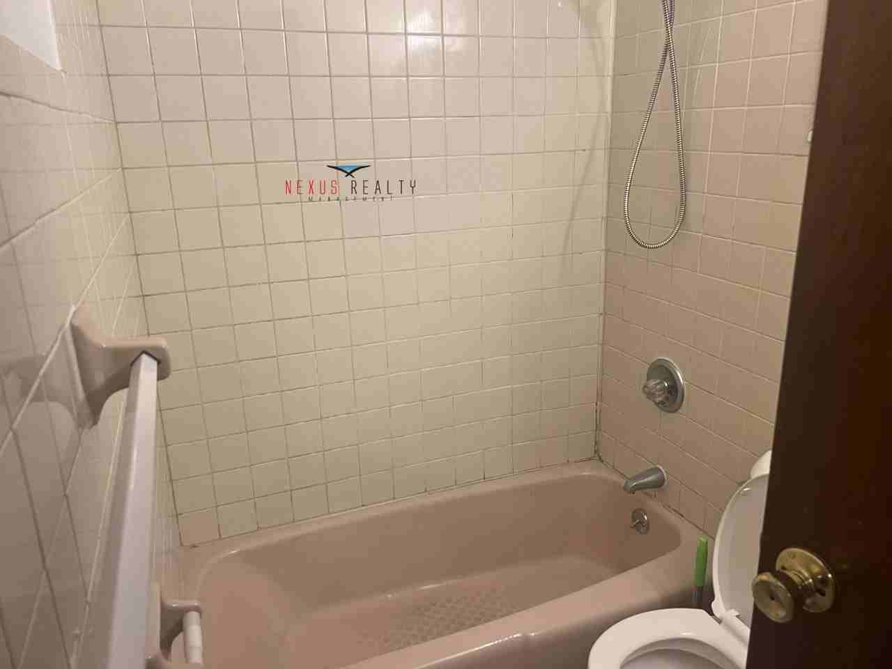 4212 21st Ave #1R - Photo 3 of 9