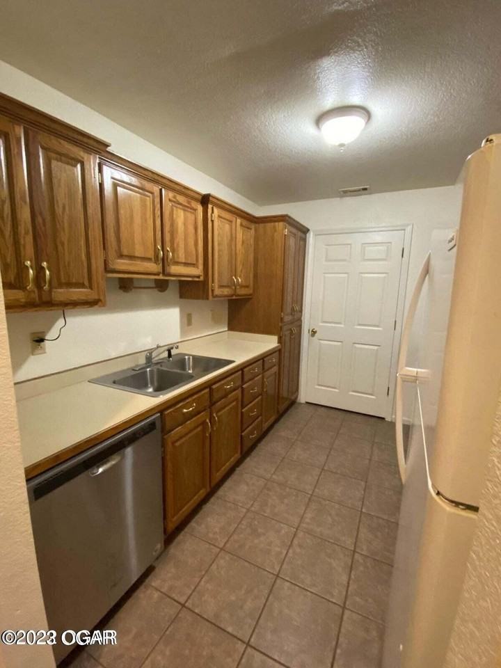 1721 Redbud Dr #B - Photo 3 of 9