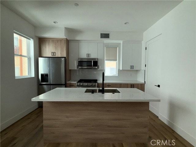 5042 Laurel Canyon Blvd - Photo 4 of 8