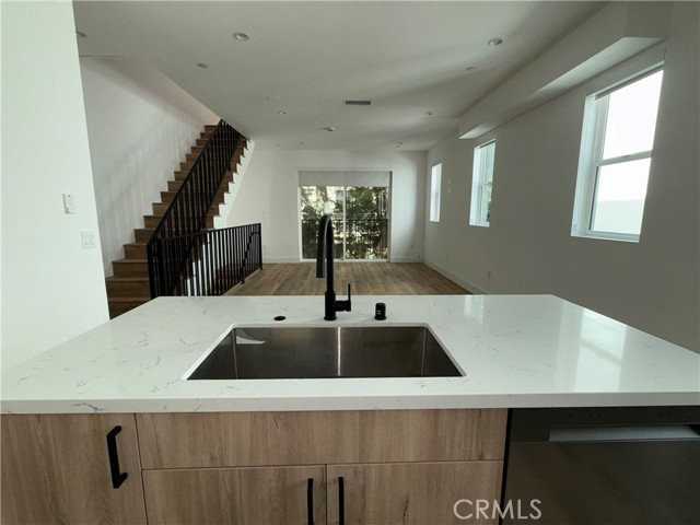 5042 Laurel Canyon Blvd - Photo 6 of 8