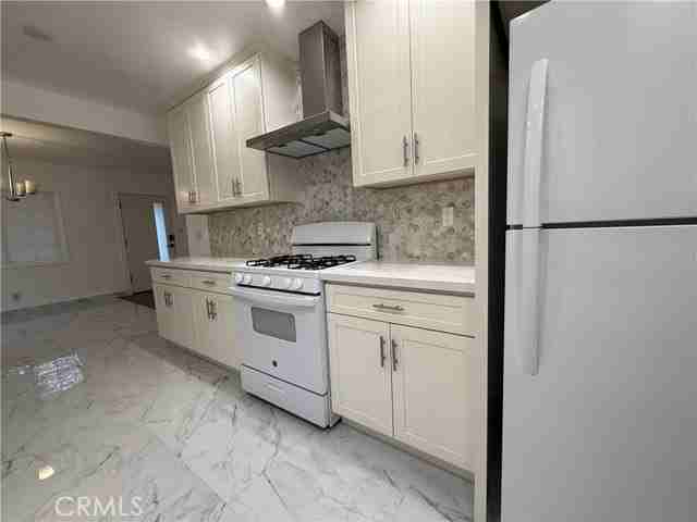17845 Victory Blvd - Photo 2 of 6