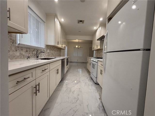 17845 Victory Blvd - Photo 3 of 6
