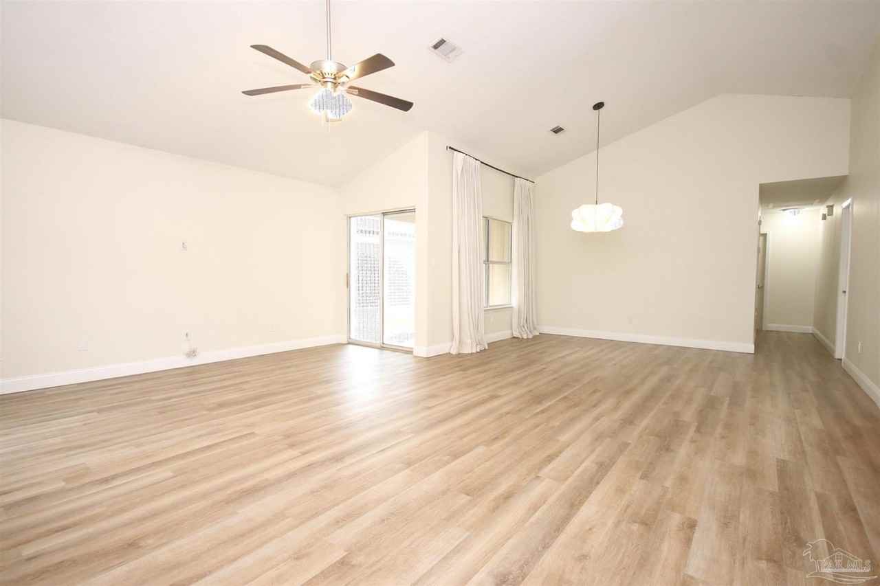 7486 Northpointe Blvd - Photo 6 of 32