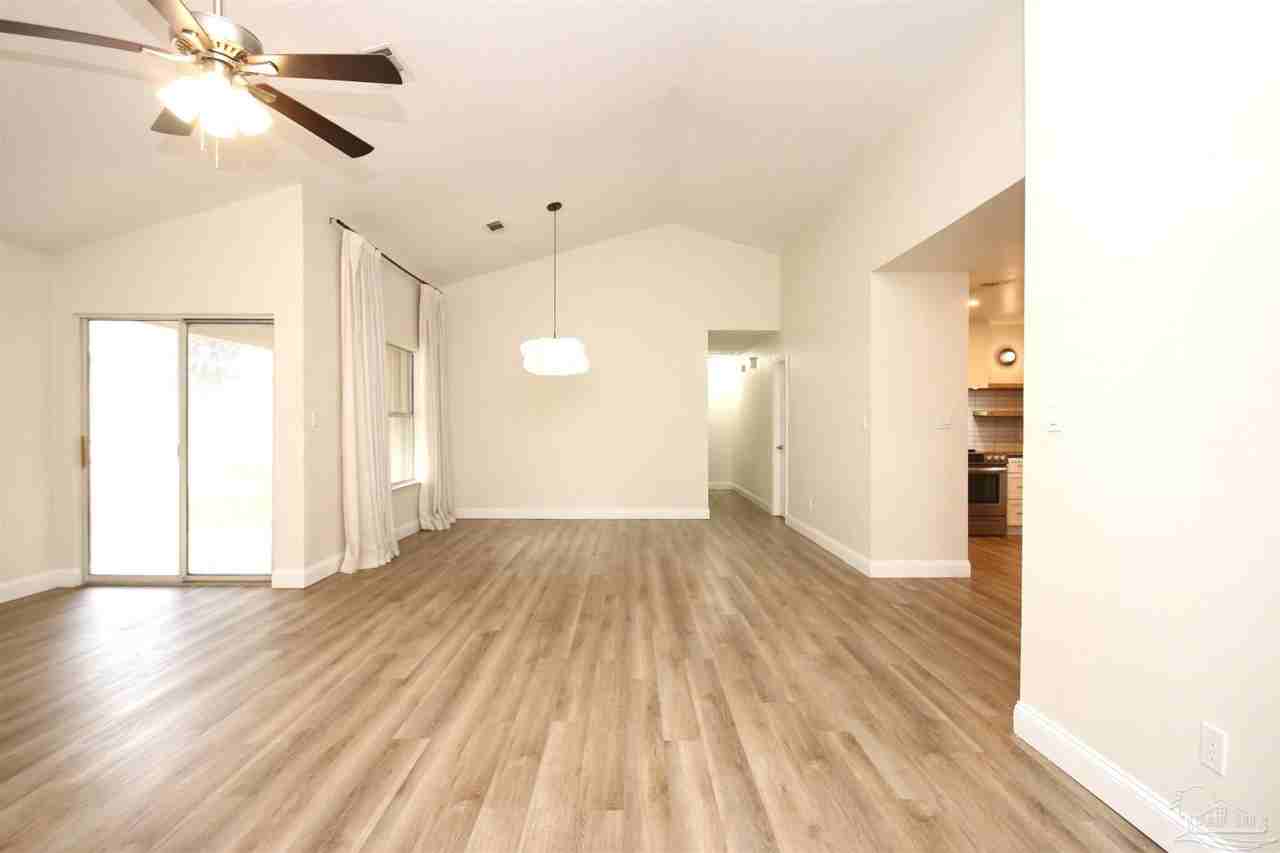 7486 Northpointe Blvd - Photo 7 of 32