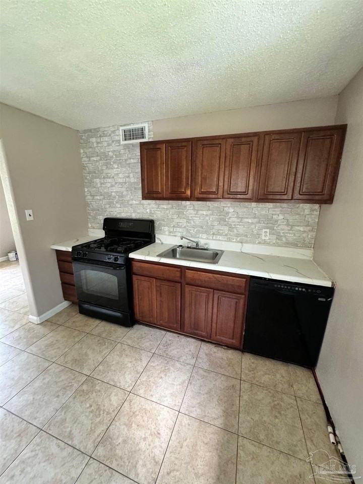 408 Forrest St - Photo 4 of 13