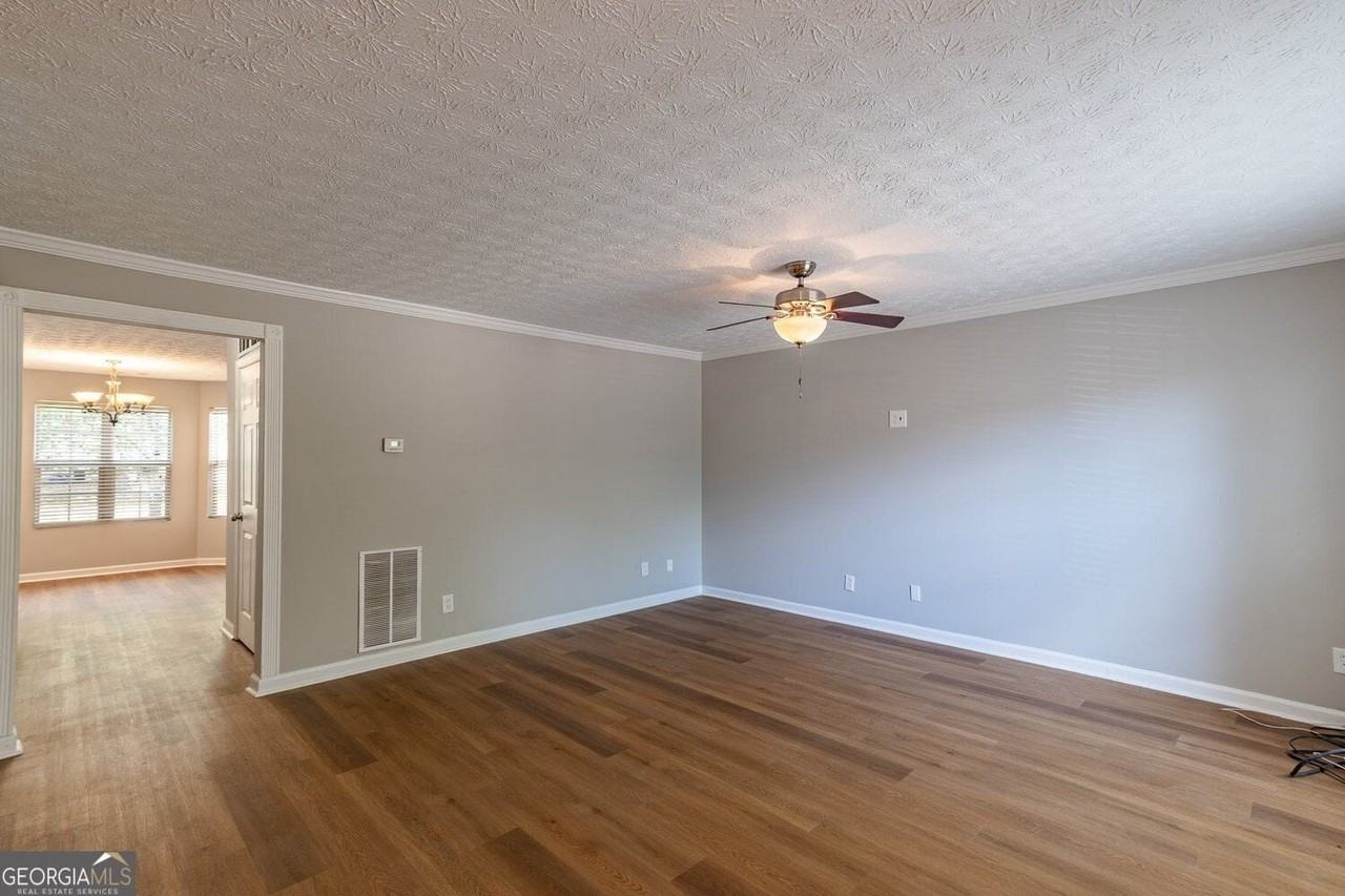 5550 Strathmoor Manor Cir - Photo 5 of 25